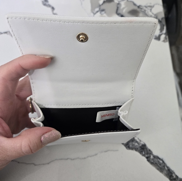 Hello Kitty and Apples Wallet - Picture 5 of 7